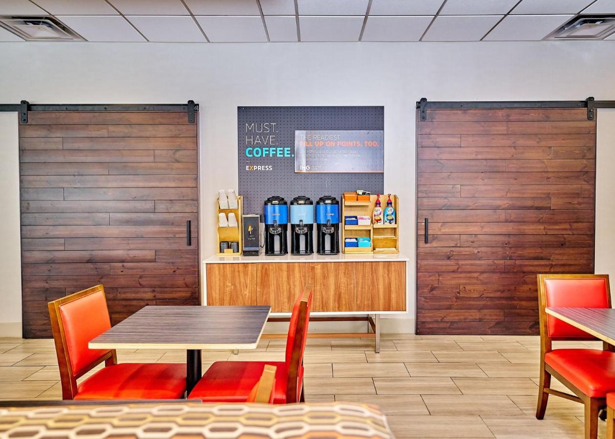 Holiday Inn Express Charleston-Civic Center By Ihg Εξωτερικό φωτογραφία